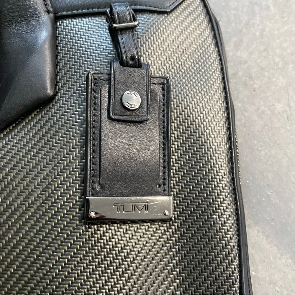 TUMI CFX CARBON FIBER BROMLEY PORTFOLIO BRIEF - CARBON BLACK 15”x12”